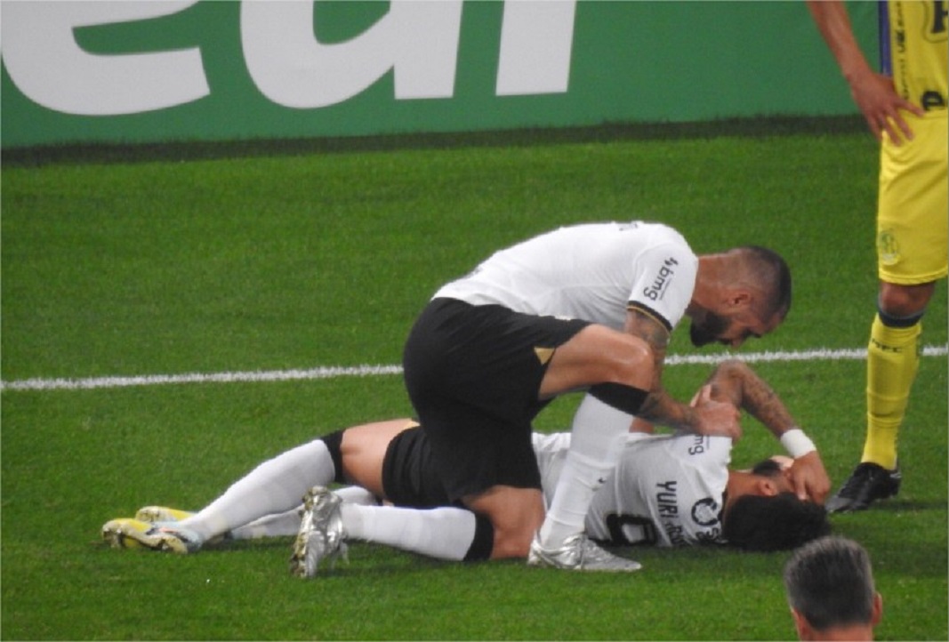 Em um jogo polêmico, Santos consegue empatar contra o Corinthians