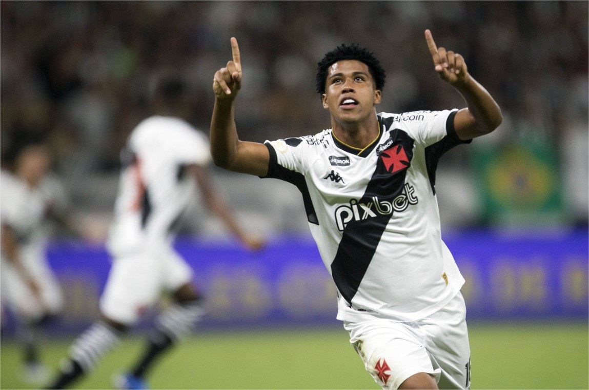 Léo Jardim, do Vasco, se torna o segundo goleiro com mais defesas no  Brasileirão - Lance!
