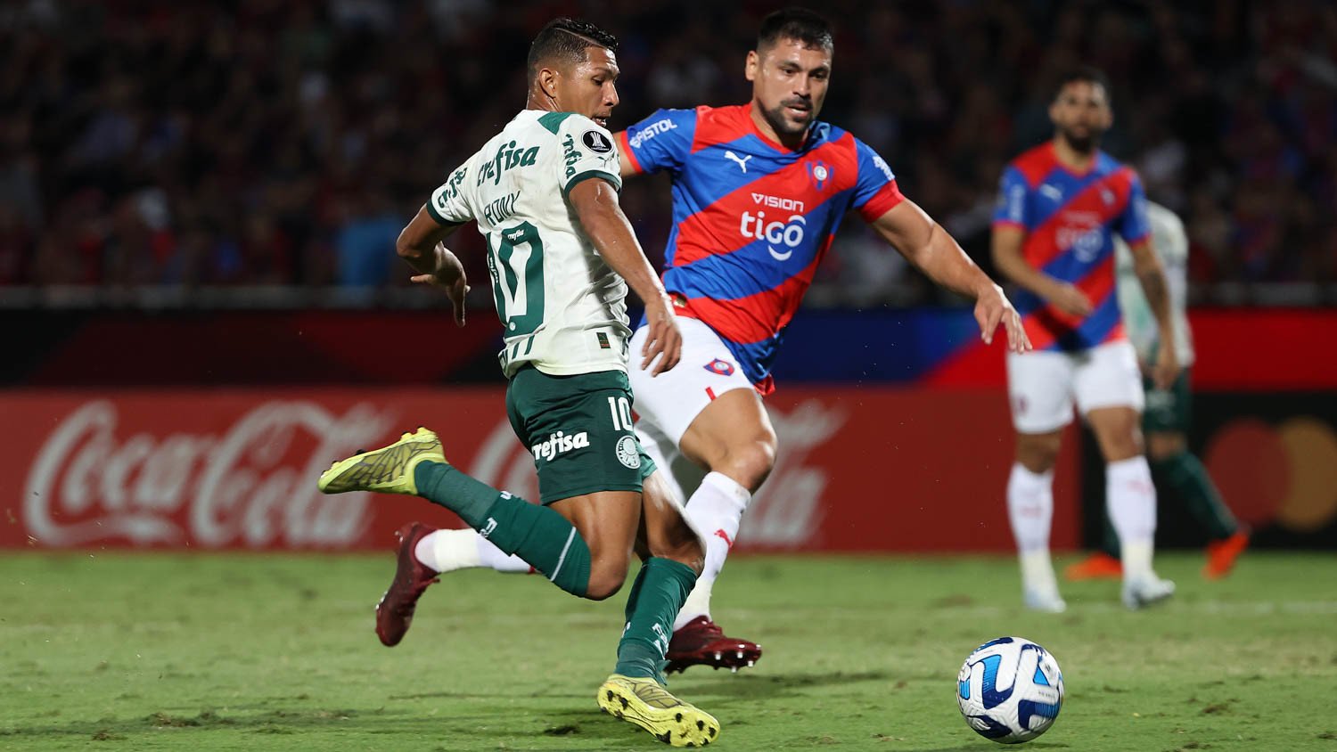 Com brilho de Artur, Palmeiras vence o Cerro Porteño e encaminha a