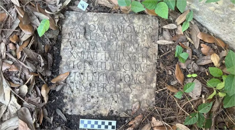Casal encontra tábua de pedra no quintal e descobre que ela é lápide romana
