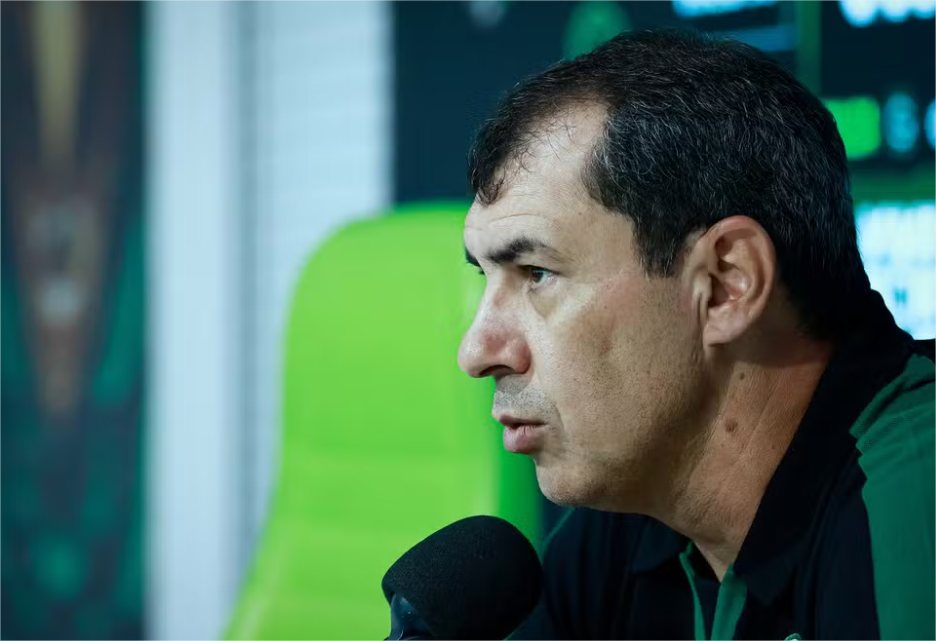 Fábio Carille é apresentado no Goiás e nega estigma de retranqueiro