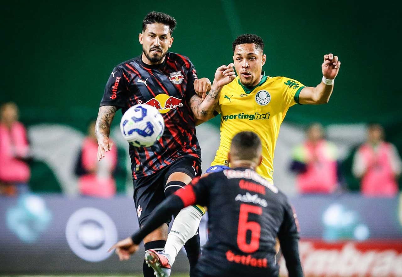 Palmeiras goleia Bragantino em novo show de Vitor Roque e mantém liderança