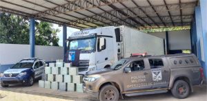 Ação integrada da Polícia Militar de MT e GO apreende 500 quilos de cocaína escondido em caminhão frigorífico
