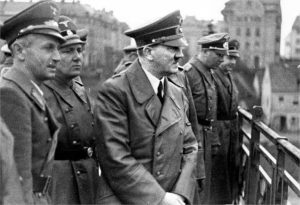 Documentário controverso afirma que Hitler tinha baixa testosterona e micropênis